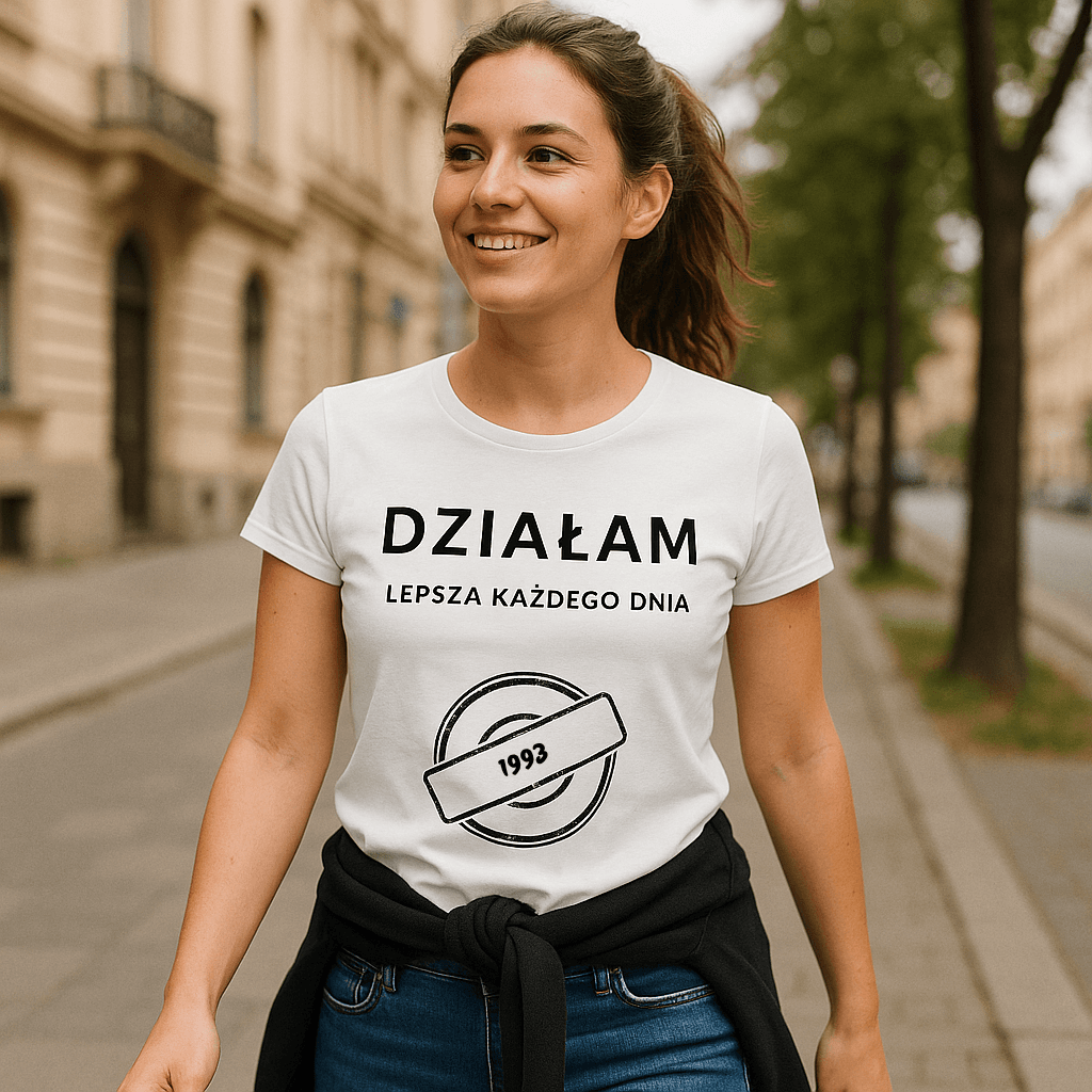 Koszulka 1993 – DZIAŁAM. Lepsza każdego dnia (Damska, Biała)