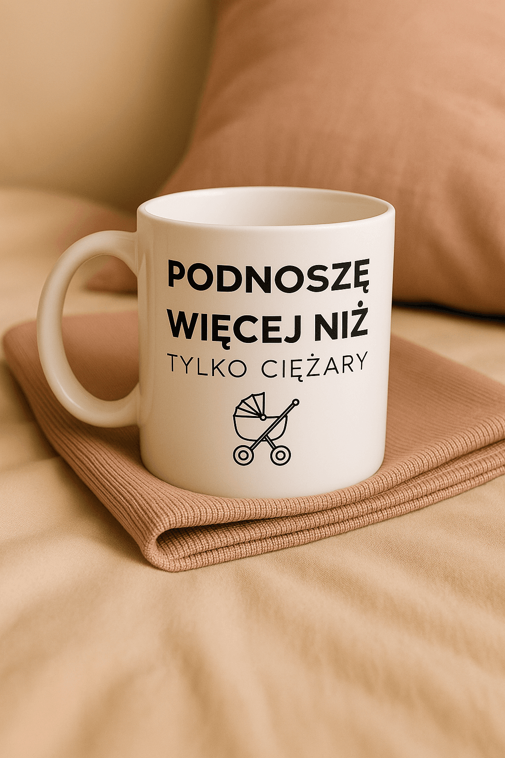 Zestaw Koszulka + Kubek: Podnoszę więcej niż tylko ciężary 👶 – MAMA edition (biała) TOP PREZENT